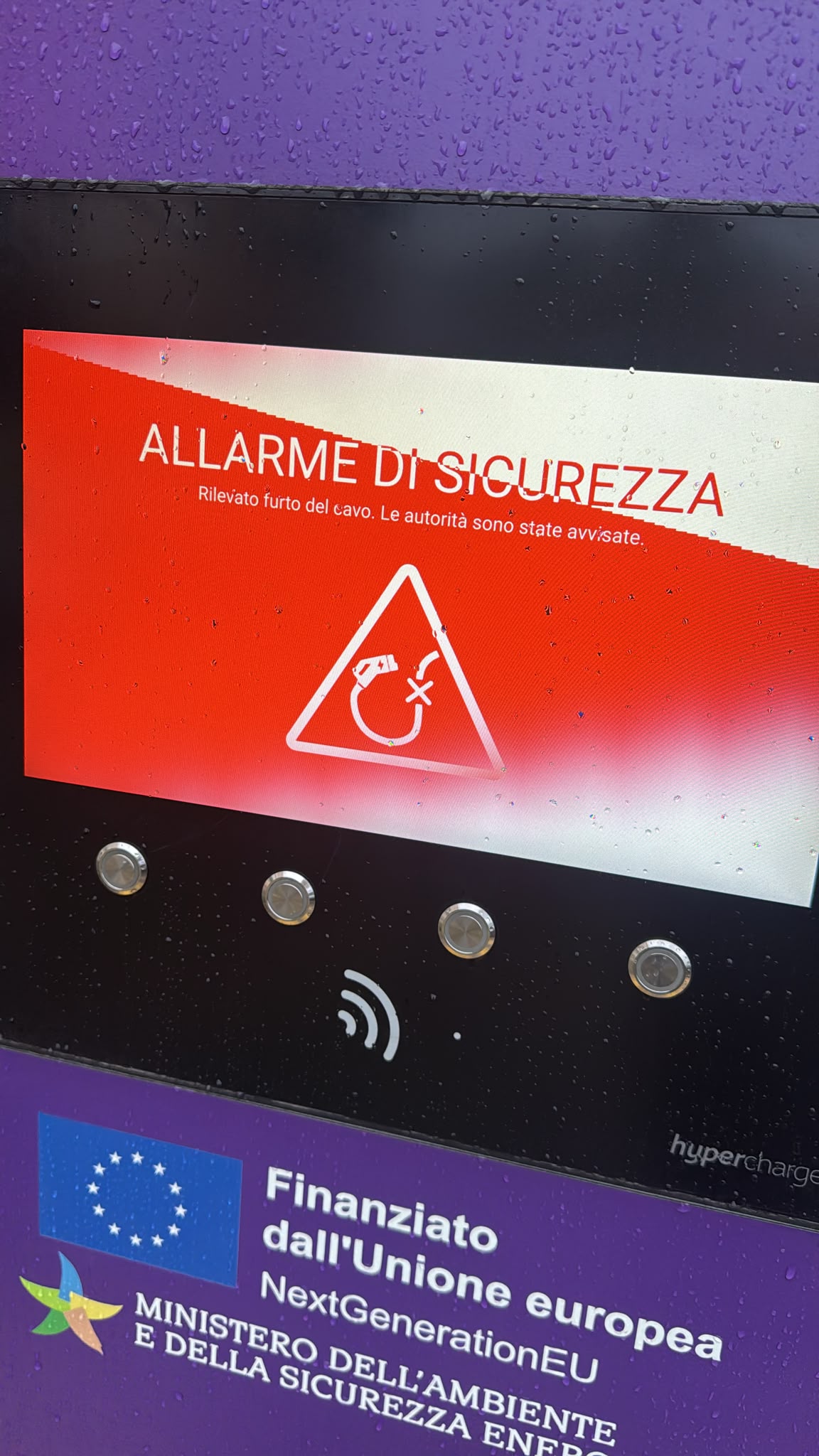 Allarme di sicurezza sul display Enel X Way