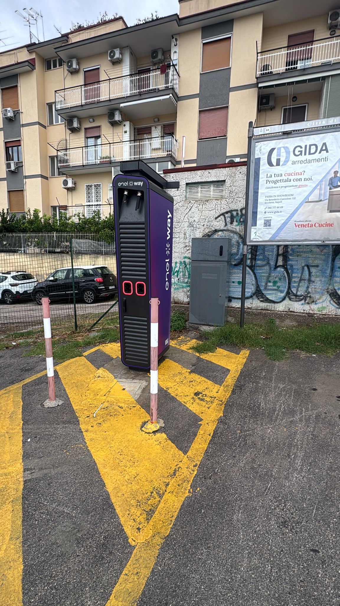 Panoramica della colonnina Enel X Way di via De Lauzieres a Portici
