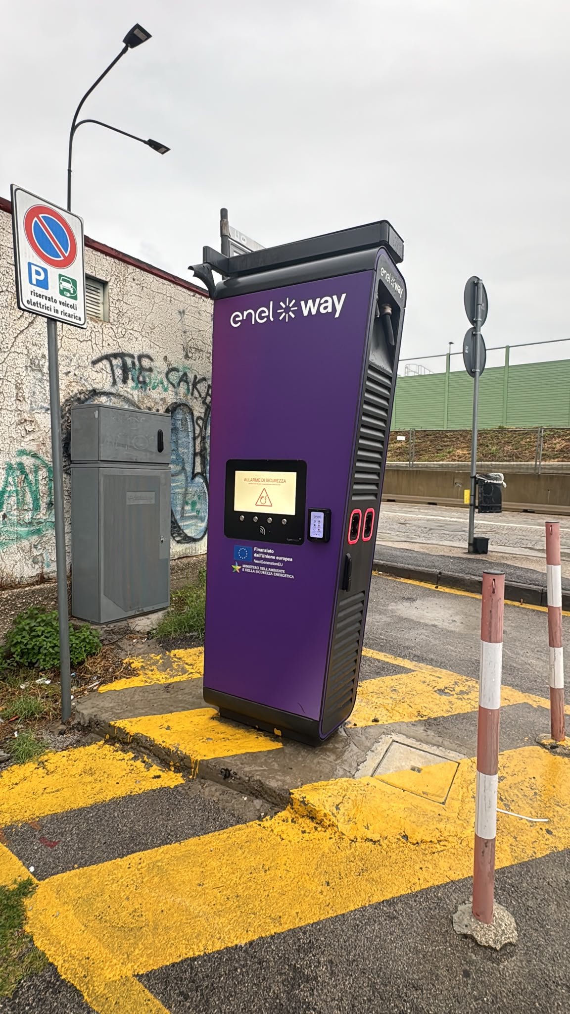 Vista posteriore della colonnina viola Enel X Way